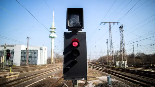 Eine Ampel steht auf rot vor den Gleisen am Hauptbahnhof in Richtung Essen. (Foto: Marcel Kusch/dpa)