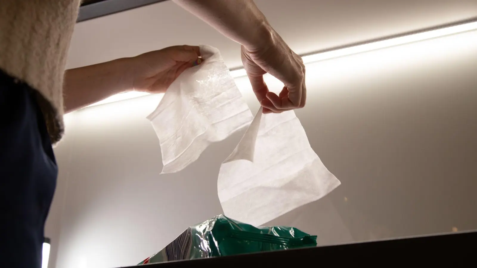 Mehr als man braucht: Wie lassen sich Feuchttücher besser dosieren? (Foto: Christin Klose/dpa-tmn)