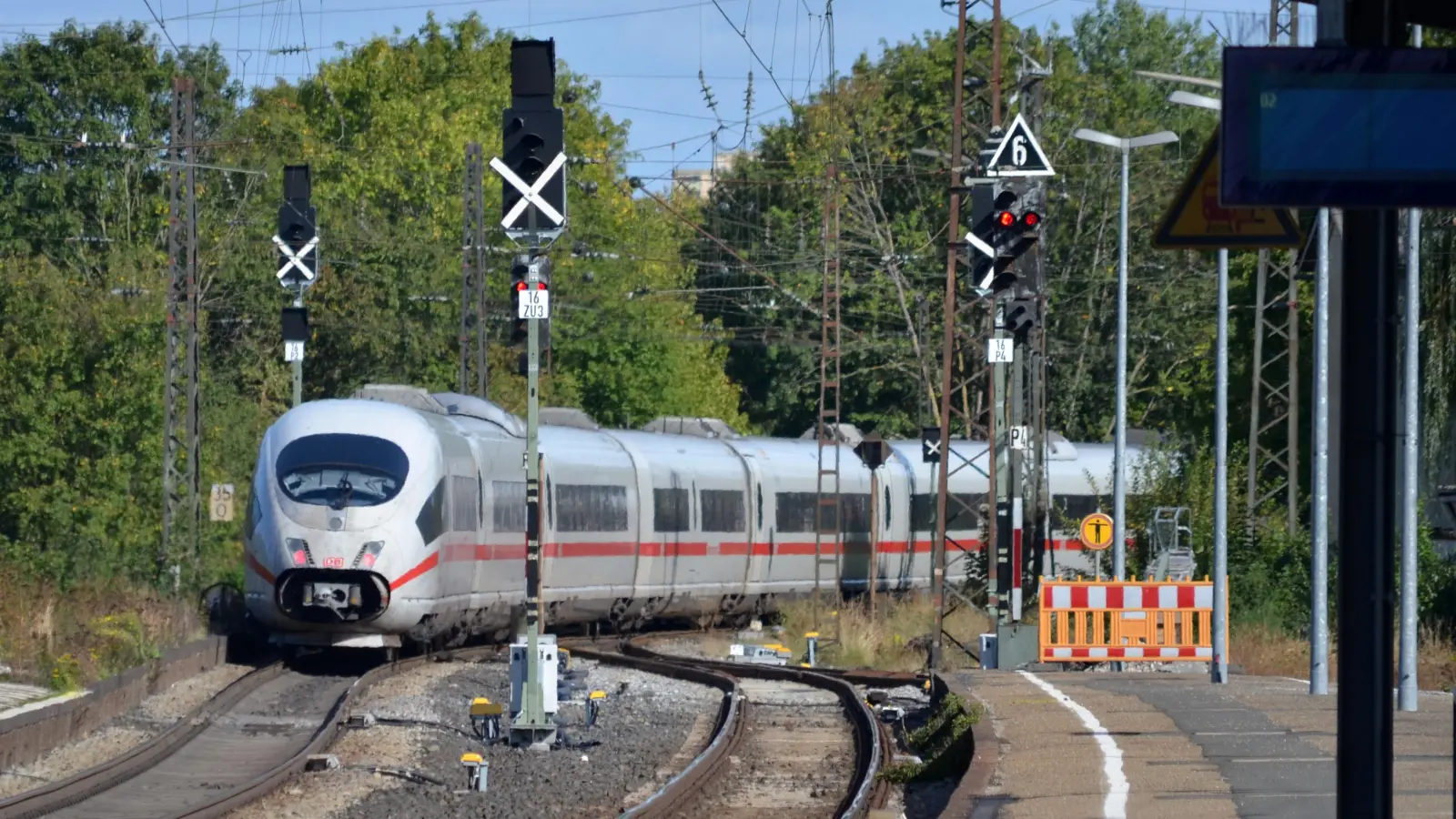 So wie auf diesem Foto wird es in diesem Sommer am Neustädter Bahnhof eine lange Zeit nicht aussehen. Die Strecke ist gesperrt. (Archivbild: Johannes Hirschlach)