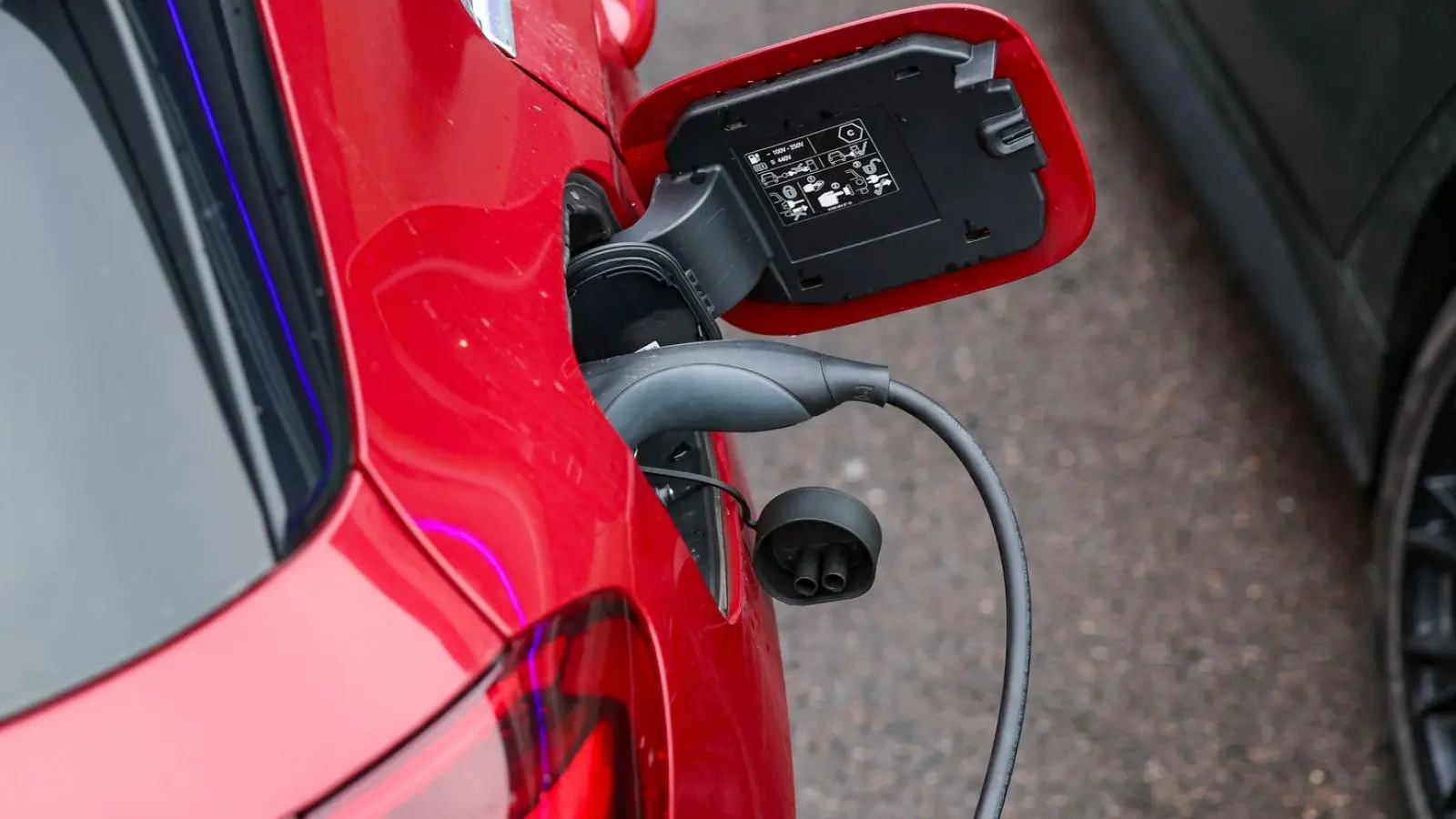 Die Nachfrage nach Elektroautos hat im ersten Halbjahr wieder deutlich angezogen. (Archivbild) (Foto: Jan Woitas/dpa)