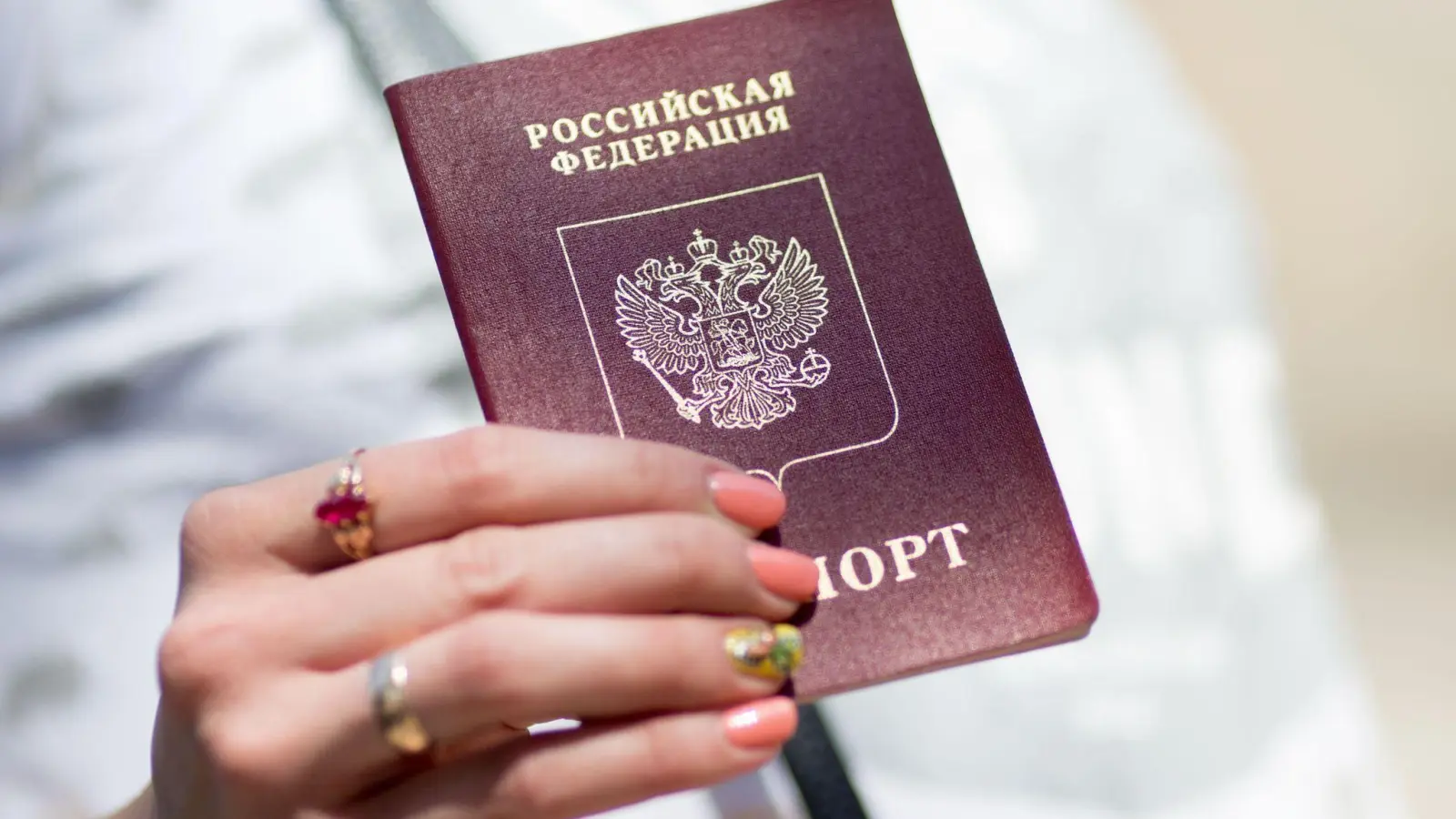 Eine Russin zeigt ihren Reisepass. Estland hat als eine Reaktion auf Russlands Angriffskrieg die Vergabe von Visa und Aufenthaltsgenehmigungen an Russen ausgesetzt. (Foto: picture alliance / dpa)