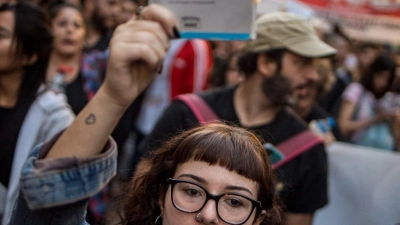 Zahlreiche Menschen forderten finanzielle Unterstützung für staatliche Hochschulen und Universitäten in Argentinien. (Foto: Cristina Sille/dpa)