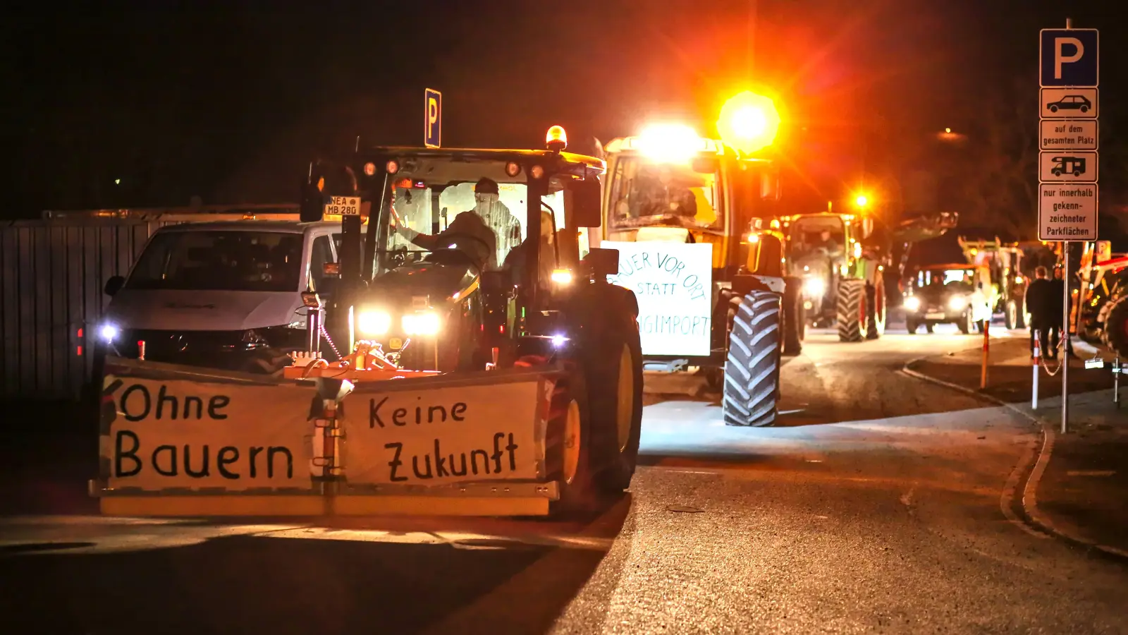Im Konvoi fuhren die Traktoren, Autos und Firmenwagen durch das Neustädter Stadtgebiet. (Foto: Tizian Gerbing)