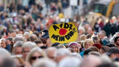 „AfD? NEIN DANKE „ ist auf einem Plakat bei einer Demonstration gegen rechts in der Innenstadt zu lesen. (Foto: Karl-Josef Hildenbrand/dpa)