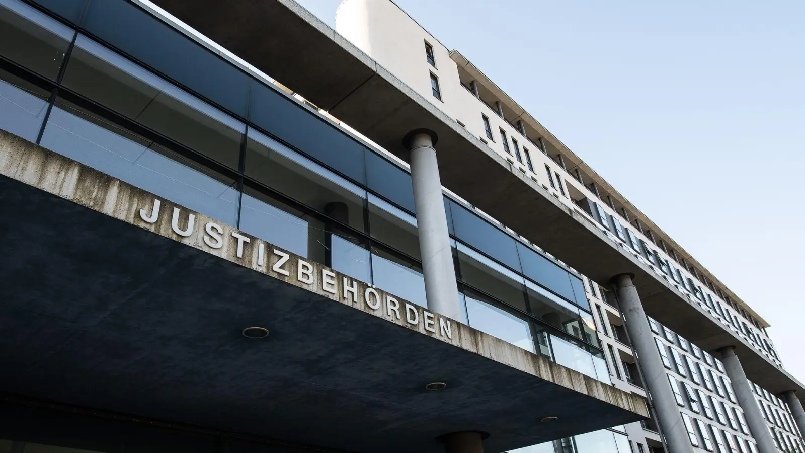 Der 26 Jahre alte Angeklagten räumte die ihm vorgeworfenen 112 Taten zum Prozessbeginn vollumfänglich ein. (Archivbild) (Foto: Swen Pförtner/dpa)