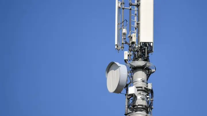 Ein Sendemast für Mobilfunk vor blauem Himmel. Beim Mobilfunk-Ausbau ist der Netzbetreiber Telefónica (O2) einem Bericht zufolge längst noch nicht so weit wie seine Konkurrenten. (Foto: Patrick Pleul/dpa-Zentralbild/dpa)