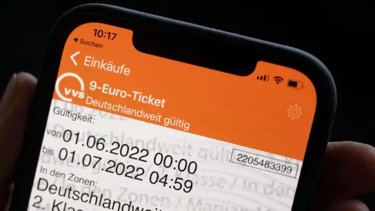 In Stuttgart und Freiburg kann man seit einigen Tagen schon 9-Euro-Tickets kaufen - Tausende Kunden haben bereits zugegriffen. (Foto: Marijan Murat/dpa)