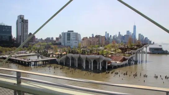 Die rund 8000 Quadratmeter große Grünanlage namens „Pier 57“ liegt am Hudson River. Von der Dachterrasse aus kann man den Ausblick auf Manhattan genießen. (Foto: Christina Horsten/dpa)