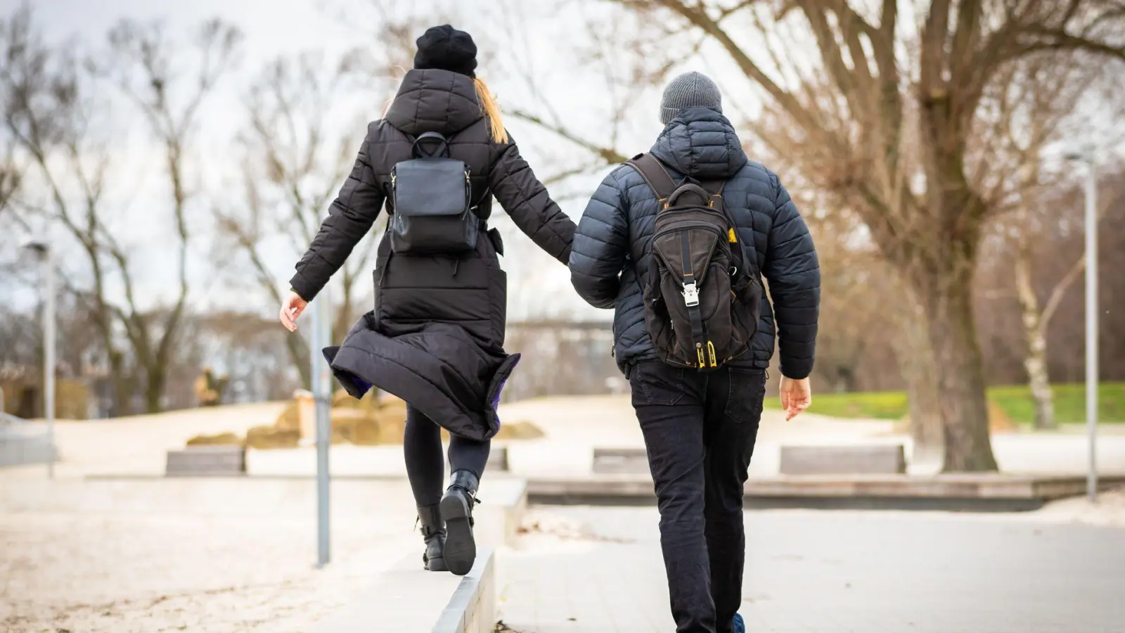 Spazieren gehen ist ein natürlicher Stimmungsaufheller - auch an trüben Tagen. (Foto: Moritz Frankenberg/dpa/dpa-tmn)