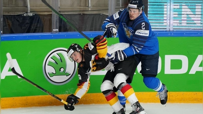 Ville Pokka (rechts), 2022 Olympiasieger mit Finnland, soll die Abwehr des EHC München verstärken. (Archivbild) (Foto: Roman Koksarov/dpa)