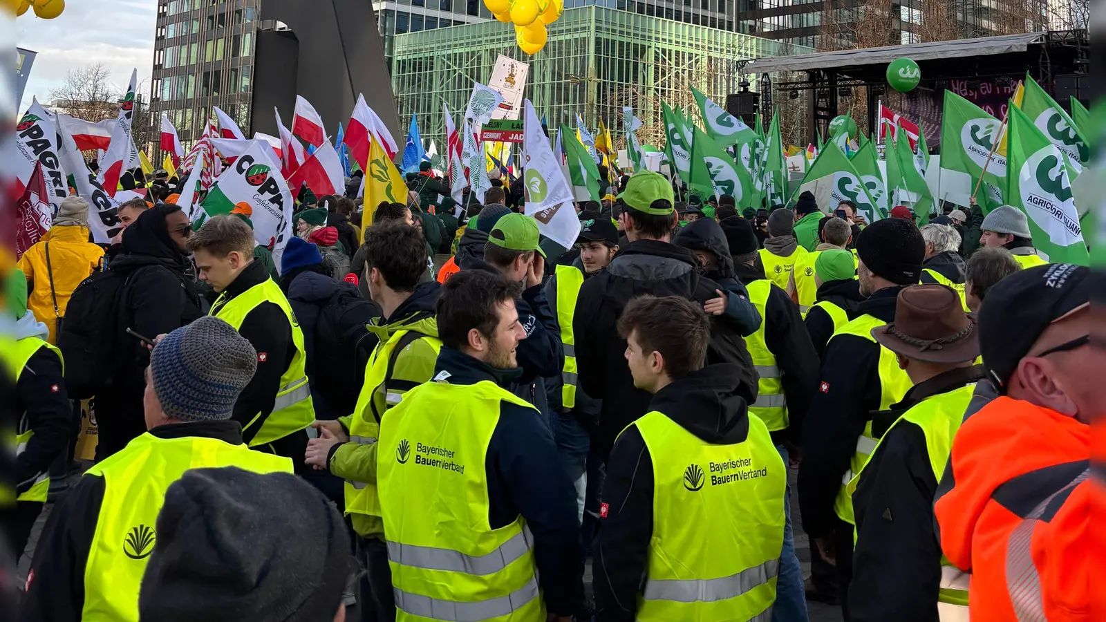 Die Landkreisvertreter reihten sich ein in die große Demonstration mit rund 10.000 Teilnehmerinnen und Teilnehmern. (Foto: Bayerischer Bauernverband/Andrea Seiß)