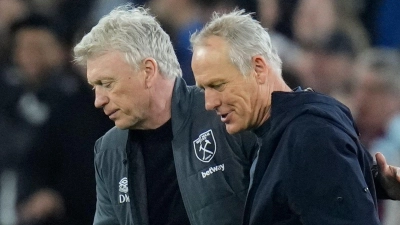West Hams Manager David Moyes (l) umarmt Freiburgs Cheftrainer Christian Streich nach dem Spiel. (Foto: Kirsty Wigglesworth/AP/dpa)