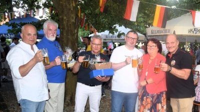 Andrzej Sosiński (Vorsitzender des Gemeinderats Kolbudy), Jerzy Kreft, Hans Henninger, Marek Goliński, Ruth Halbritter und Thomas Gröschel (von links) stießen auf ein schönes Bierfest an. (Foto: Gerhard Krämer)