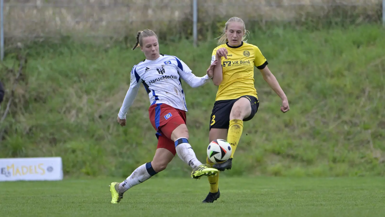 Mara Grimm (rechts) kassierte mit dem SV Weinberg eine deutliche 0:5-Niederlage beim Hamburger SV (hier eine Szene aus dem Hinspiel). Christin Meyer (links) traf in der 61. Minute zum 2:0. (Foto: Martin Rügner)