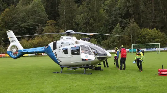 Ein Hubschrauber der Bergwacht steht auf einem Sportplatz in Ramsau bei Berchtesgaden. (Foto: Kilian Pfeiffer/dpa)