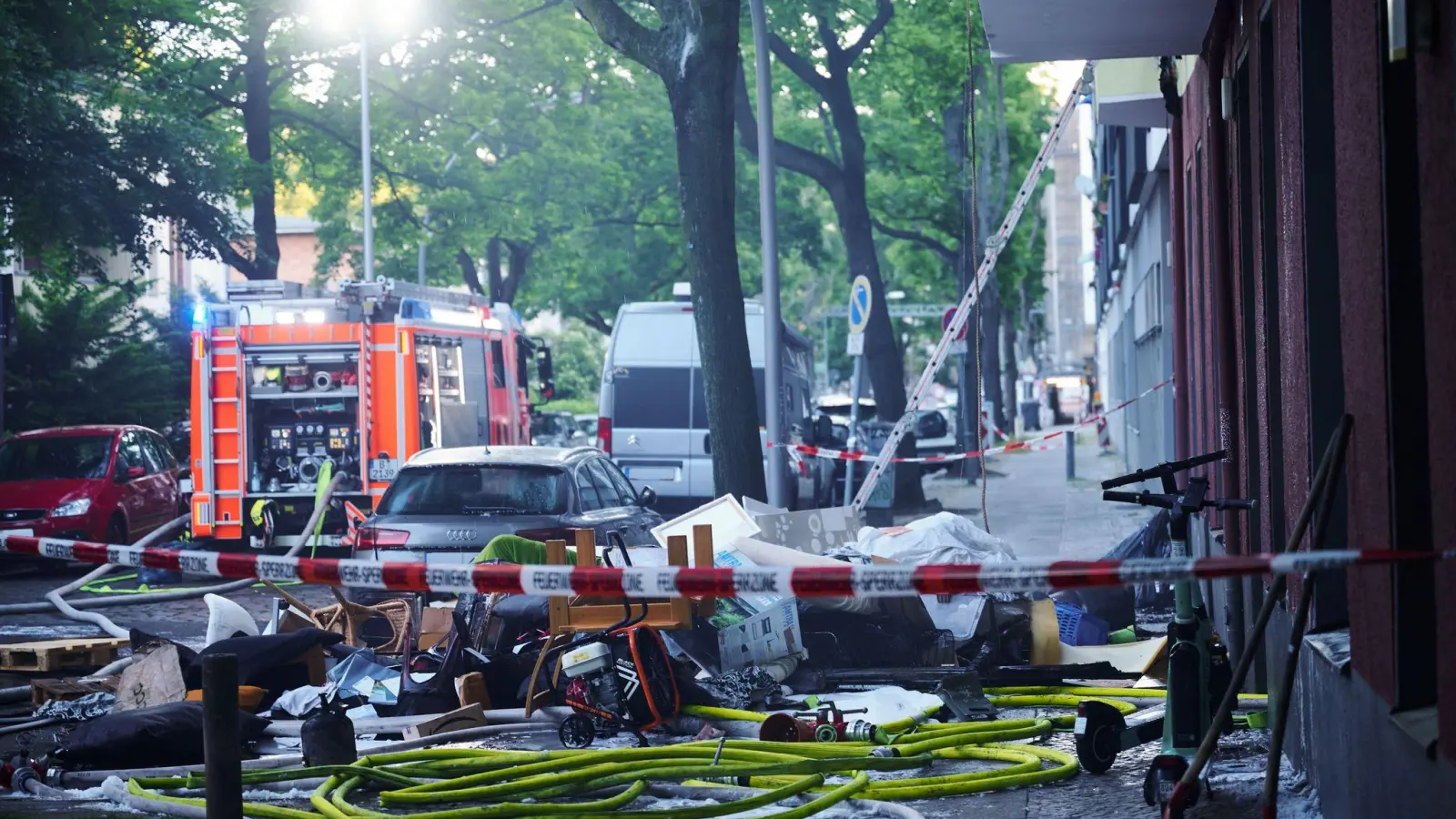Verbranntes Mobiliar liegt auf einem Gehweg unterhalb einer ausgebrannten Wohnung in Berlin-Wilmersdorf. (Foto: Annette Riedl/dpa)
