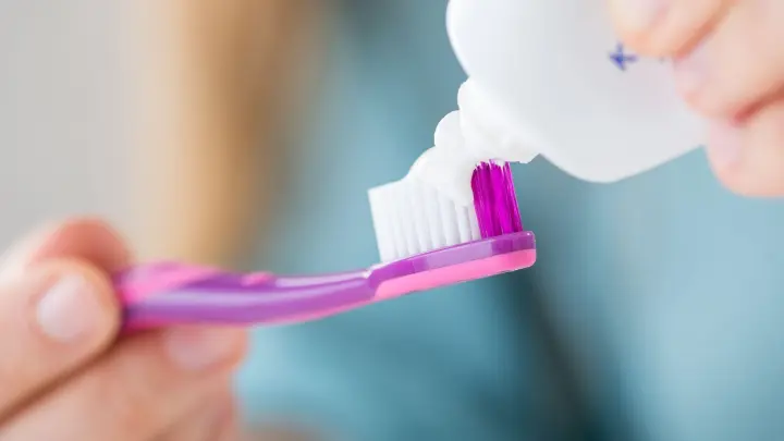 Für das Weiß der Zahnpasta ist in so einigen Fällen der Farbstoff Titandioxid verantwortlich. In Lebensmitteln ist er mittlerweile nicht mehr erlaubt. (Foto: Christin Klose/dpa-tmn)