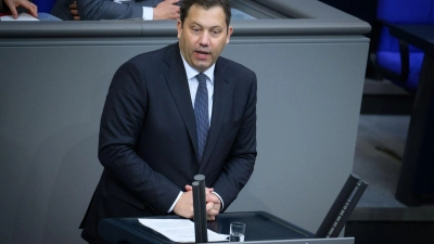Weniger Zeit mit Bürokratie, dafür mehr für das Baby - das verspricht Finanzminister Klingbeil. (Foto: Bernd von Jutrczenka/dpa)