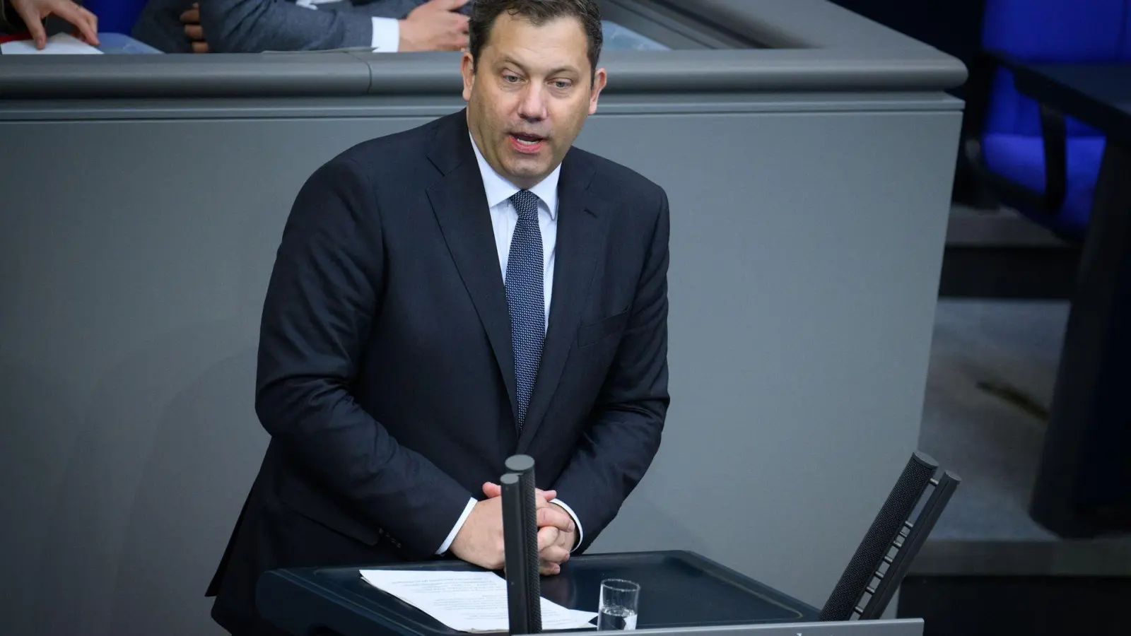 Weniger Zeit mit Bürokratie, dafür mehr für das Baby - das verspricht Finanzminister Klingbeil. (Foto: Bernd von Jutrczenka/dpa)