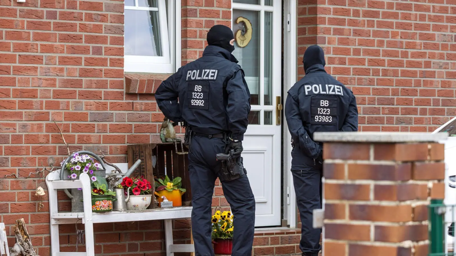 Den Angeklagten wird unter anderem ein Brandanschlag auf ein Kulturzentrum in Altdöbern (Brandenburg) vorgeworfen. (Archivbild) (Foto: Frank Hammerschmidt/dpa)