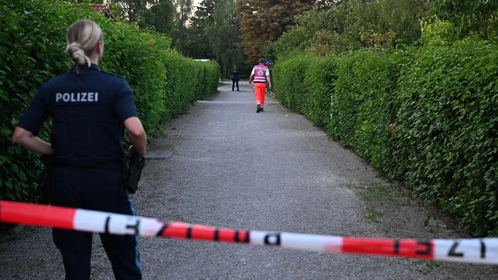 Die Polizei ist in der Kleingartenanlage im Einsatz. (Foto: Felix Hörhager/dpa)