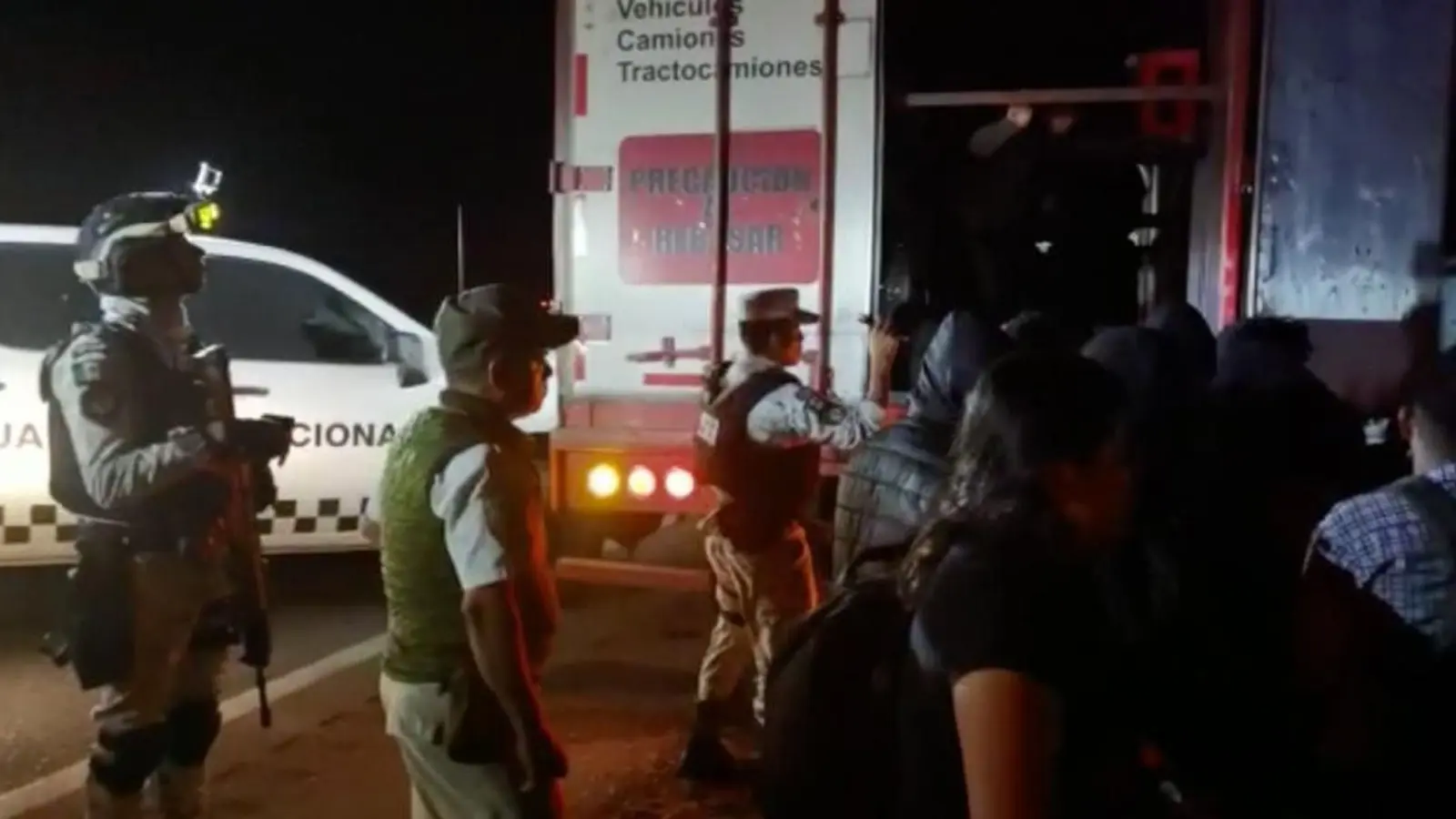 Migranten verlassen im Beisein von Sicherheitskräften den Lastwagen - die meisten von ihnen stammen aus Guatemala. (Foto: Instituto Nacional de Migración/dpa)