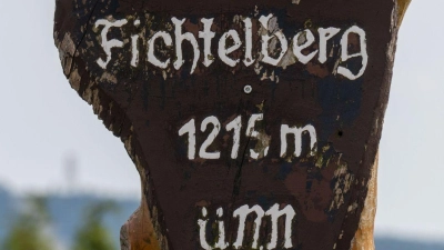 Blick vom Fichtelberg hinüber zum Gipfel des Keilberges auf tschechischer Seite. (Foto: Hendrik Schmidt/dpa/Archivbild)