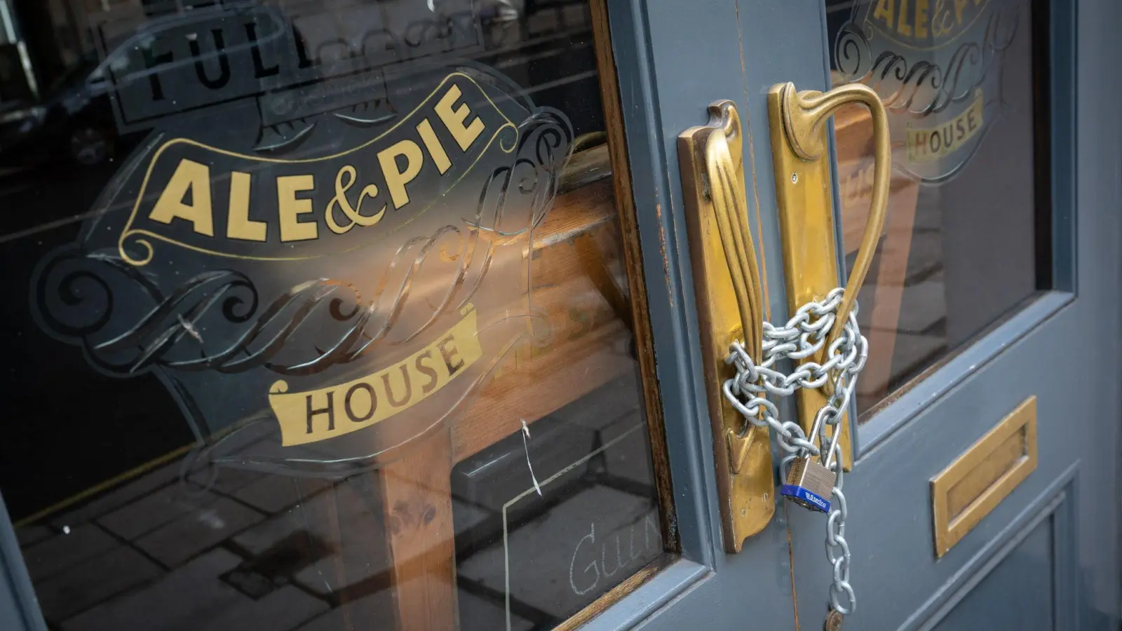 Ein geschlossener Pub in London. (Foto: Dominic Lipinski/PA Wire/dpa)