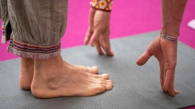 Statt auf dem Boden macht der Mann seine Übung in schwindelerregender Höhe. (Symbolbild) (Foto: Sebastian Gollnow/dpa/dpa-tmn)