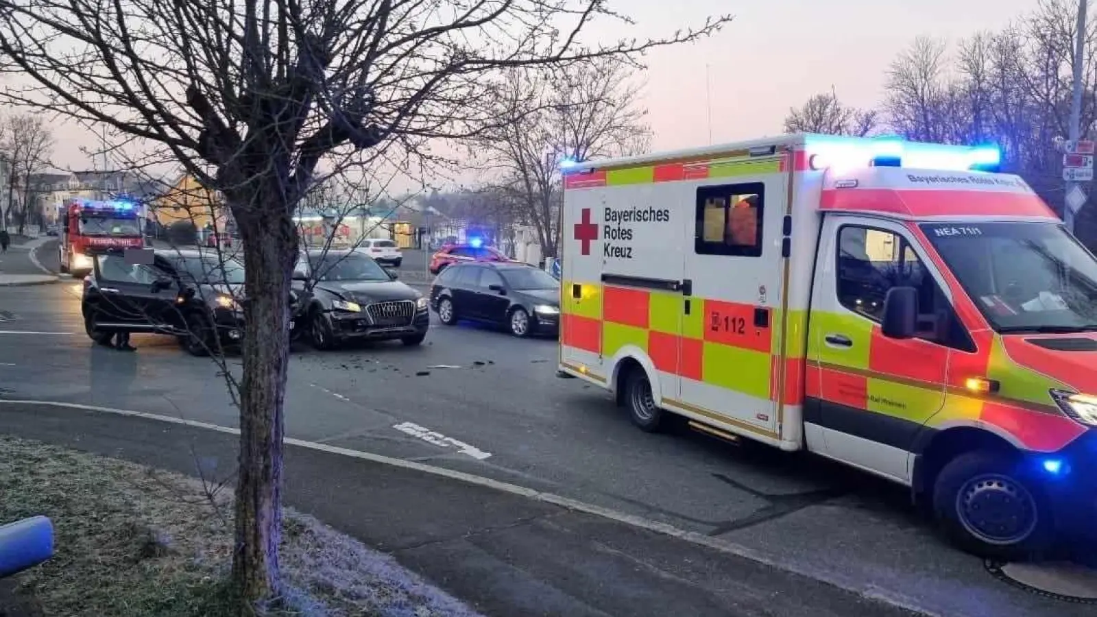 Am Donnerstagmorgen krachte es im Berufsverkehr. Ein größeres Aufgebot an Blaulicht-Kräften war im Einsatz. (Foto: Patrick Lauer)