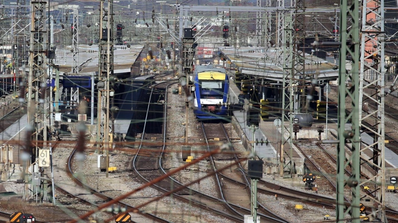 Am Augsburger Hauptbahnhof gibt es einen größeren Polizeieinsatz. (Archivbild) (Foto: Karl-Josef Hildenbrand/dpa)