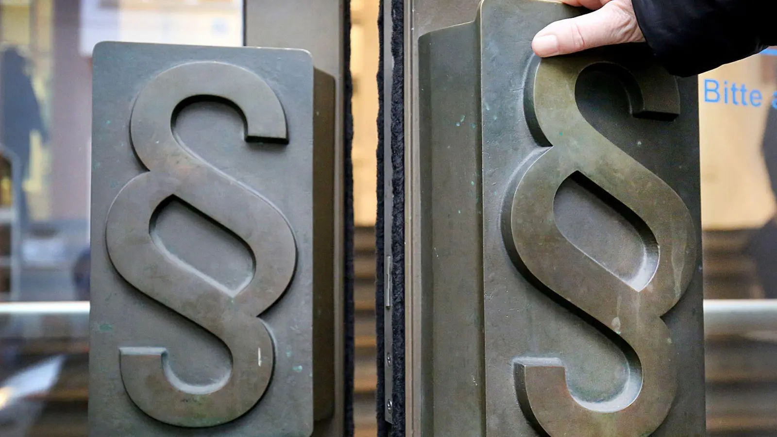 Bedeuten weniger Vorschriften auch eine Entlastung für den Staatshaushalt? Die CSU im bayerischen Landtag fordert einen „Vorschriften-Tüv“ als Reaktion auf die angespannte Haushaltslage. (Illustration) (Foto: Oliver Berg/dpa)