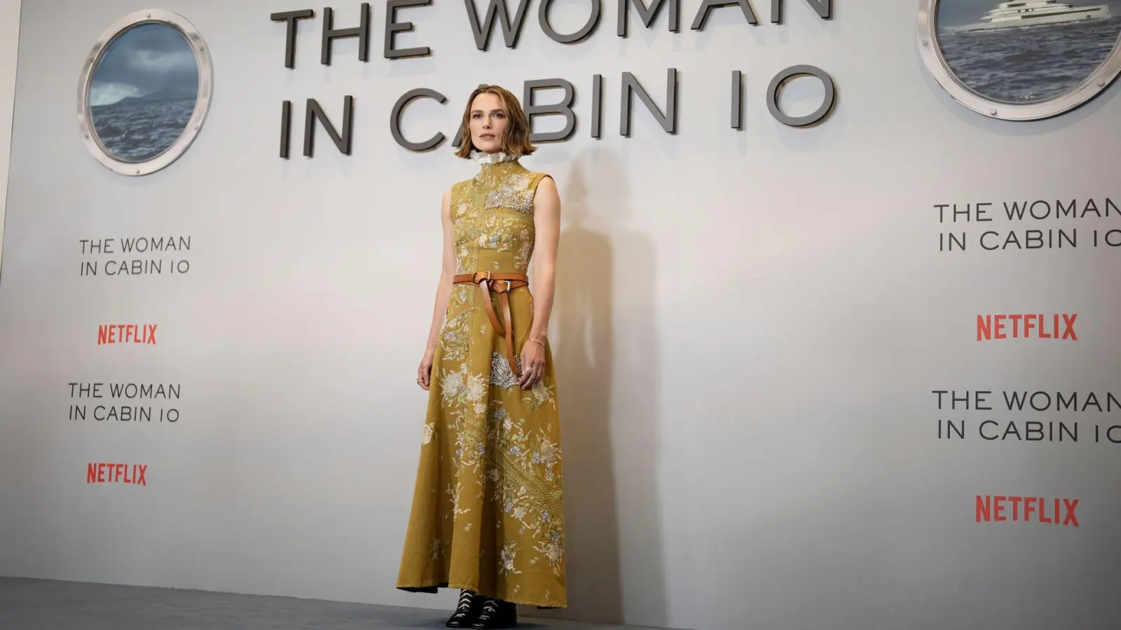 Keira Knightley vor einer „The Woman in Cabin 10“-Wand Ende September in London. (Archivbild) (Foto: Jordan Pettitt/PA Wire/dpa)