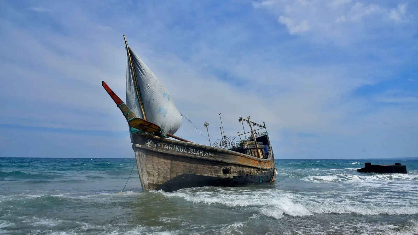 Ein Boot, das Angehörige der muslimischen Minderheit der Rohingya transportiert am Strand von Indra Patra (Archivbild). (Foto: Rahmat Mirza/AP/dpa)