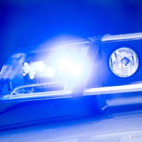 Ein Autofahrer fährt einen Polizisten an, Schüsse fallen. (Symbodbild)   (Foto: Lino Mirgeler/dpa)