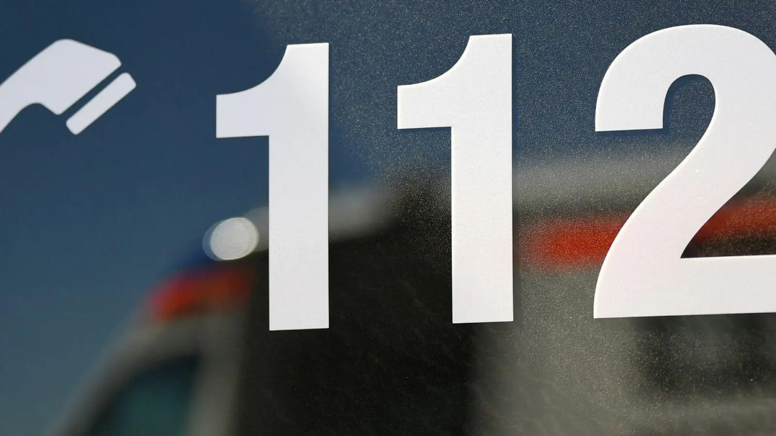 Die Mutter wählt selbst den Notruf. (Symbolbild) (Foto: Patrick Seeger/dpa)