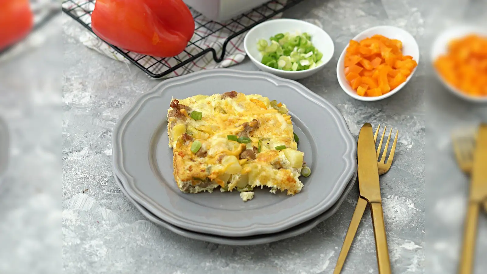 Der herzhafte Auflauf aus Gemüse, Eiern und Bratwurstbrät nach einem Familienrezept aus den USA ist wie gemacht für den Weihnachts- oder Neujahrsmorgen.     (Foto: Mareike Pucka/biskuitwerkstatt.de/dpa-tmn)