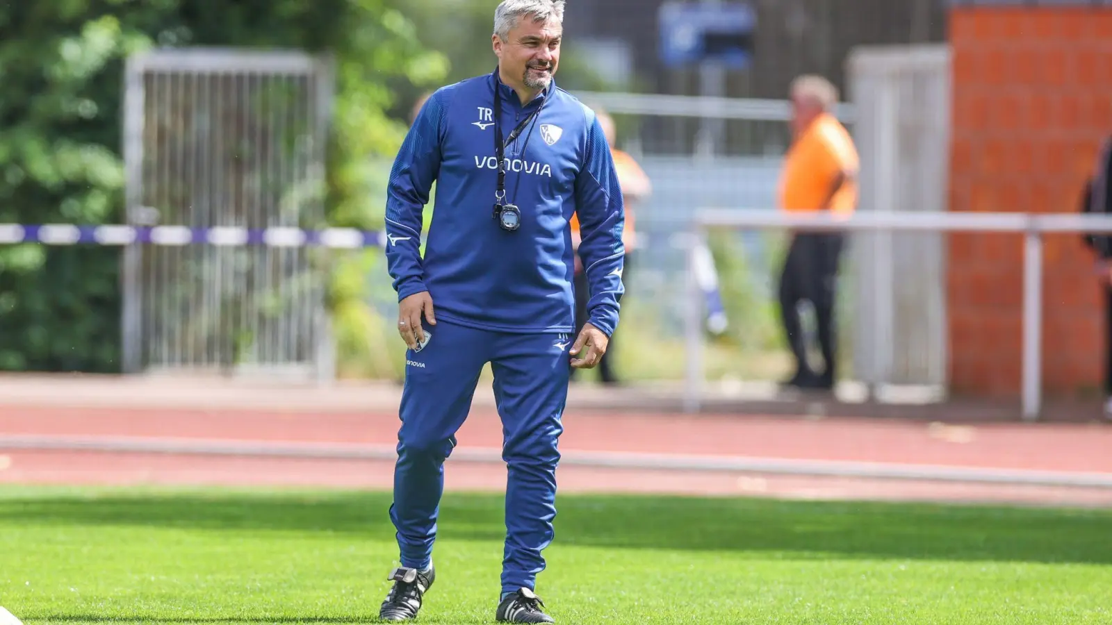 Bochums Cheftrainer Thomas Reis steht auf dem Platz. (Foto: Tim Rehbein/dpa)