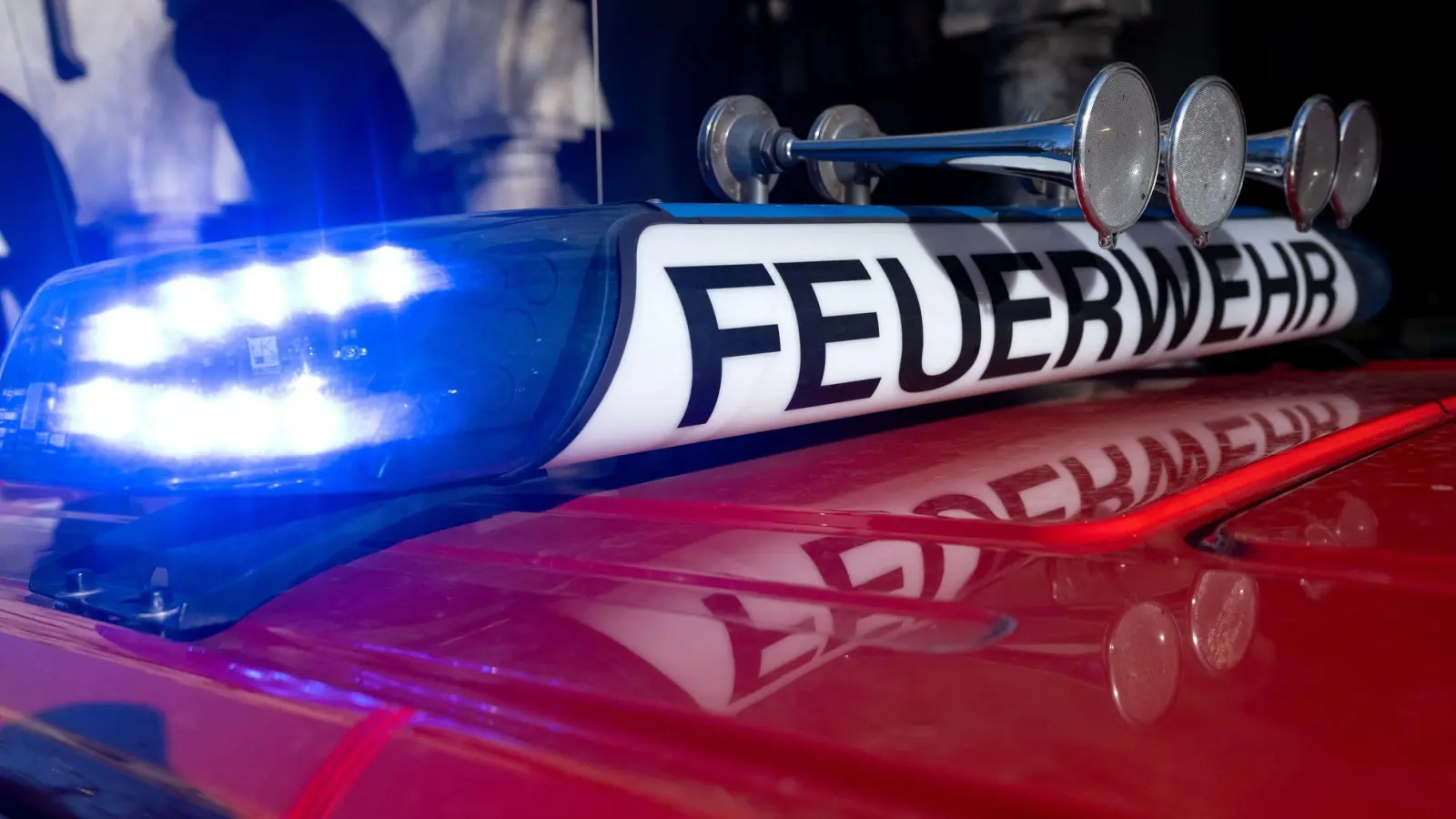 Die Feuerwehr war bis zum frühen Morgen im Einsatz. (Symbolbild) (Foto: Sven Hoppe/dpa)