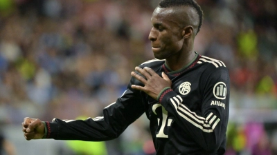 Geschafft: Nicolas Jackson jubelt nach seinem ersten Tor für den FC Bayern. (Foto: Peter Kneffel/dpa)