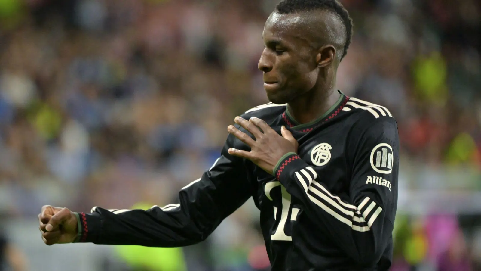 Geschafft: Nicolas Jackson jubelt nach seinem ersten Tor für den FC Bayern. (Foto: Peter Kneffel/dpa)