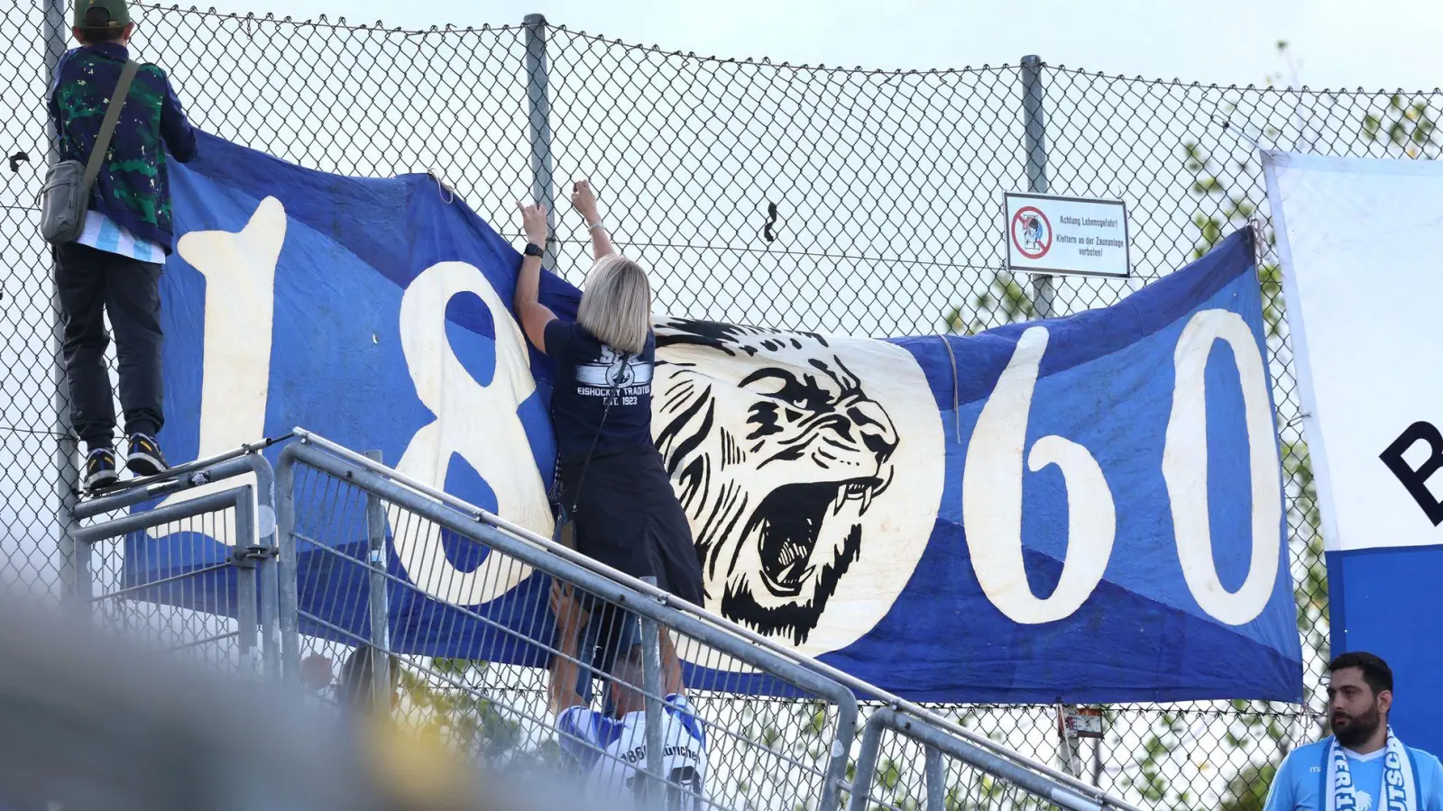 Die Fans fiebern dem Münchner Derby zwischen 1860 und den Bayern-Amateuren entgegen. (Archivbild) (Foto: Karl-Josef Hildenbrand/dpa)