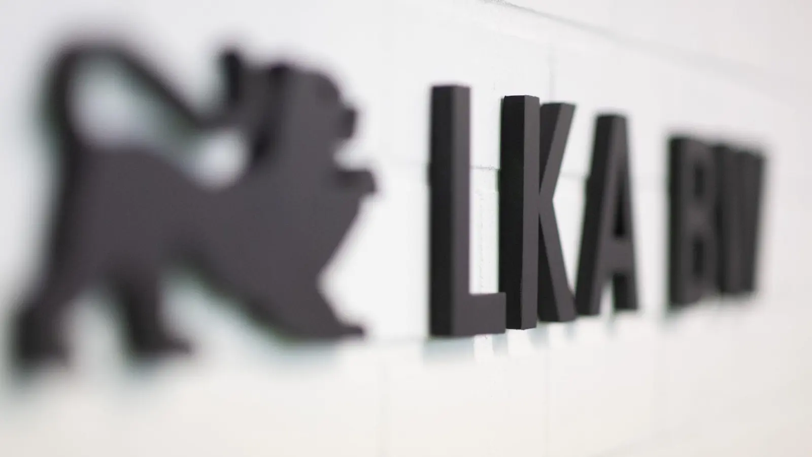 Das Landeskriminalamt Baden-Württemberg hat mit Unterstützung der örtlichen Behörden Wohnungen und Geschäftsräume durchsucht. (Archivbild) (Foto: Marijan Murat/dpa)