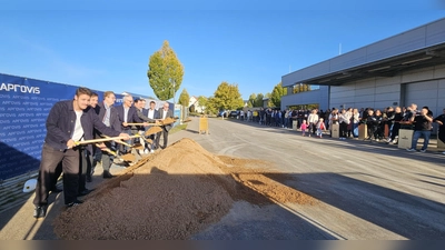 Mit Vergnügen beim Spatenstich: Von links die Planer Felix Hauff und Dr. Johannes Högner, Hubert Mahlich (Baufirma dip), Aprovis-Firmengründer Dr. Steffen Hauff, die Geschäftsführer Dr. Markus Heusch und Henning Adelt, Landrat Marco Meier und Bürgermeister Willi Albrecht. (Foto: Wolfgang Grebenhof)