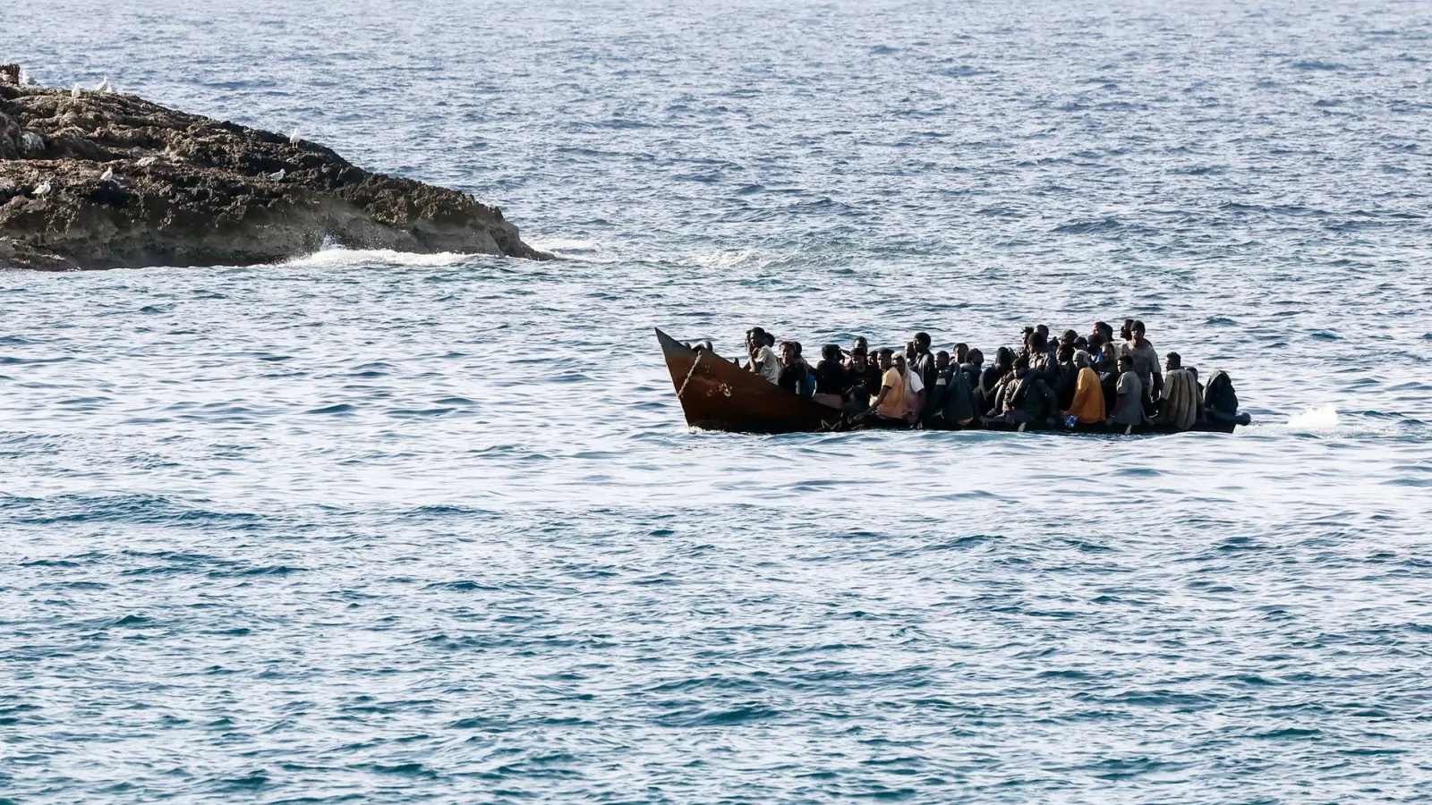 Italien wollte die Asylanträge von auf dem Mittelmeer gestoppten Migranten aus sicheren Herkunftsländern in Albanien prüfen und sie erst dann einreisen lassen. Jetzt äußert sich der EuGH zu einem Aspekt dieses Modells. (Archivbild) (Foto: Cecilia Fabiano/LaPresse/AP/dpa)