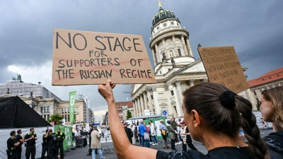 Demonstranten am Gendarmenmarkt protestierten gegen den Auftritt der Starsopranistin Anna Netrebko beim Musikfestival „Classic Open Air“.  (Foto: Jens Kalaene/dpa)