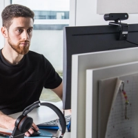 Ein guter Computerbildschirm sollte ein in der Höhe verstellbares Display und genügend Anschlüsse haben. (Foto: Christin Klose/dpa-tmn)