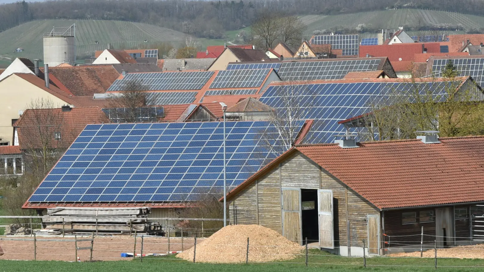 Mittelgroße Solaranlagen, zum Beispiel auf Scheunendächern, werden jetzt häufiger abgeregelt als früher. Die Maßnahme soll verhindern, dass das Netz überlastet wird.  (Symbolbild: Ulrike Ganter)