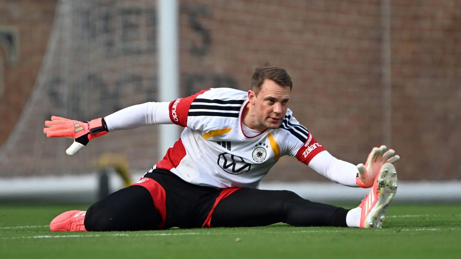 Manuel Neuer beim Training in Aktion. (Foto: Federico Gambarini/dpa)
