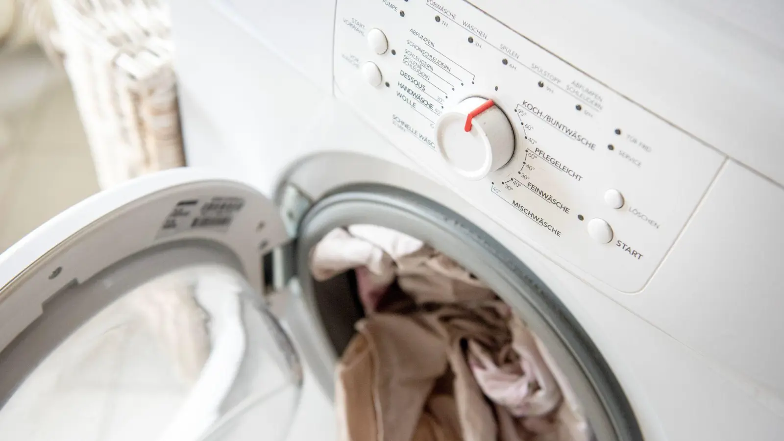 Eine 60-Grad-Wäsche mit Pulver-Vollwaschmittel hilft, Bakterien und Pilze zu beseitigen und Gerüche zu entfernen. (Foto: Zacharie Scheurer/dpa-tmn)